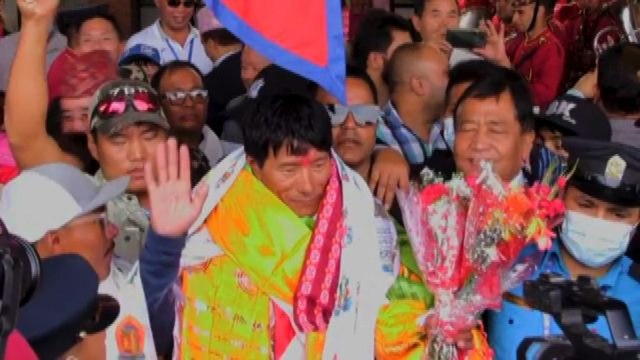 Scalatore record: sulle vette più alte del mondo per due volte