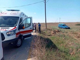 Download Video: Son dakika haberleri! Tekirdağ'da hafif ticari araç tarlaya uçtu: 2 yaralı