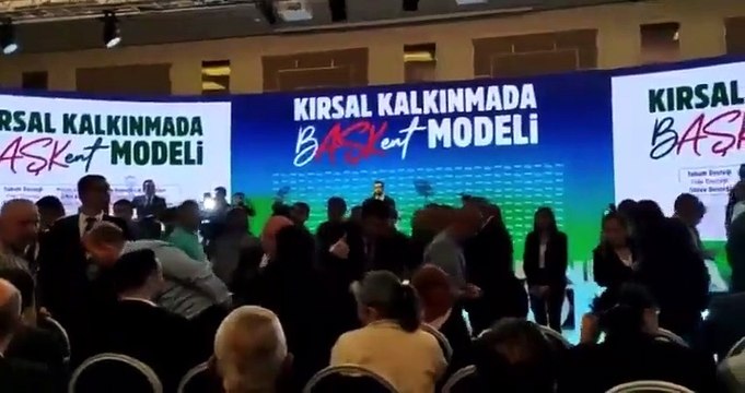 Mansur Yavaş'tan dikkat çeken hareket! Çiftçilere yer kalmayınca belediye bürokratları salondan çıkartıldı