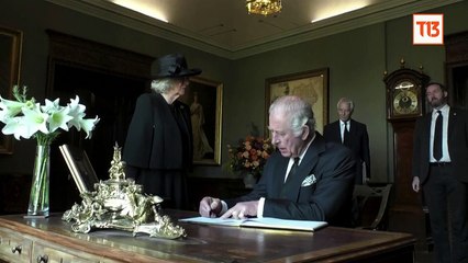 "Odio esto": El berrinche del rey Carlos III al mancharse los dedos con tinta