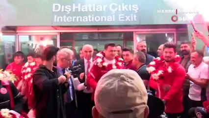 5. kez dünya şampiyonu olan Rıza Kayaalp, görkemli bir karşılamayla Ankara'ya ayak bastı