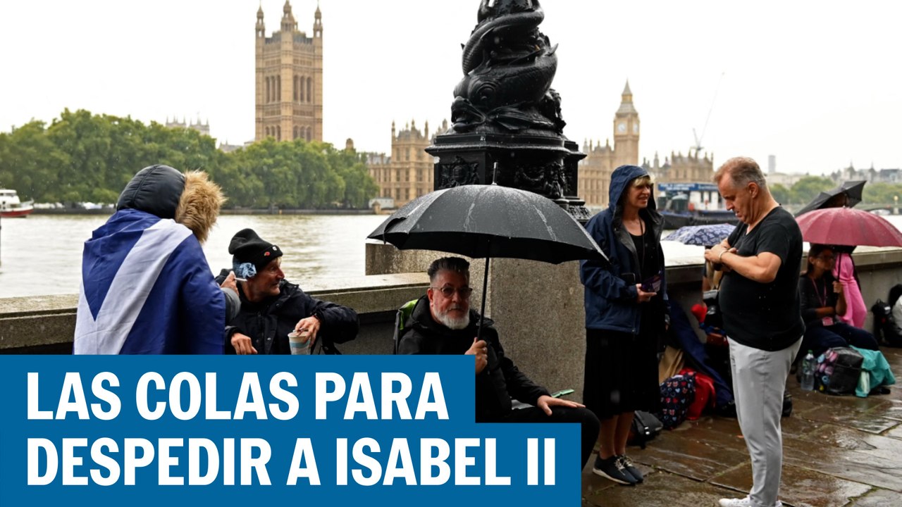 Miles de personas hacen cola para visitar la capilla ardiente de Isabel II