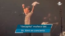 Durante concierto Rubén Albarrán, vocalista de Café Tacvba, destruye peluche del Dr. Simi