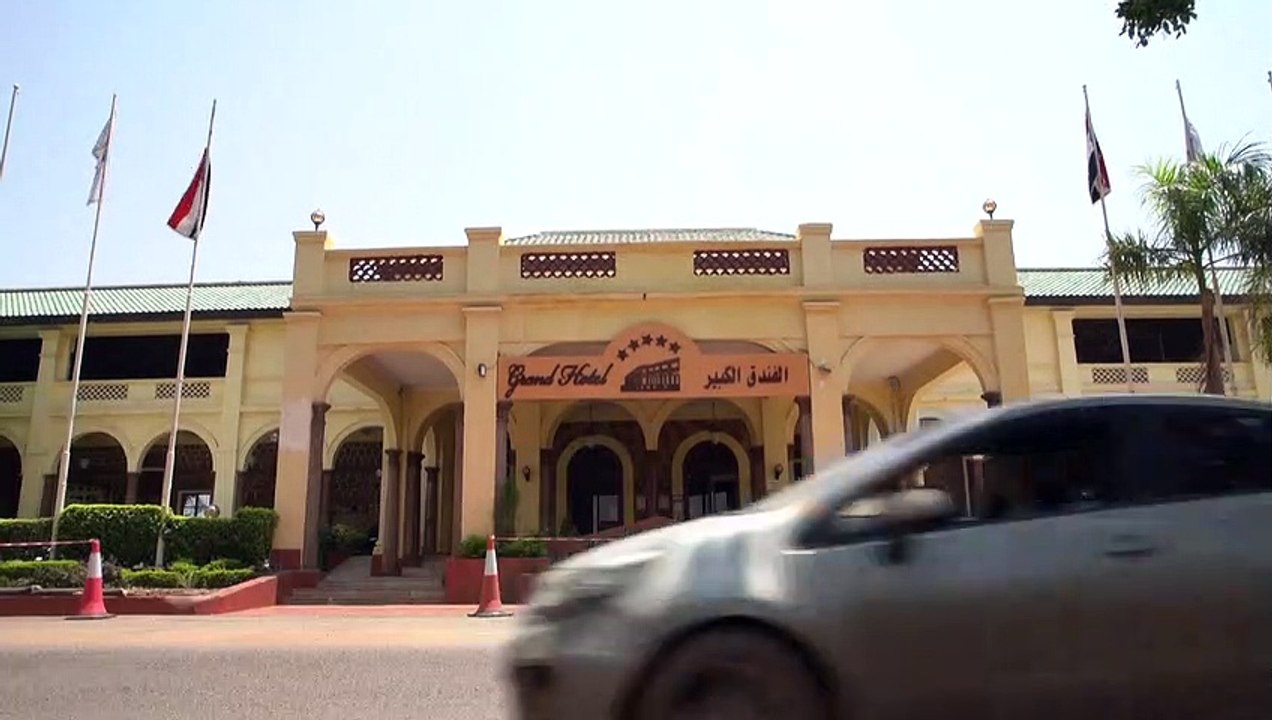 السودانيون يستعيدون ذكرى زيارة الملكة اليزابيث بعد رحيلها