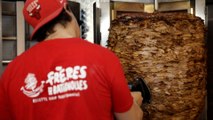 «On m'a dit qu'il y avait des kebabs gratuits » : à Barbès, une enseigne ouvre sa boutique et offre 1000 repas à ses premiers clients