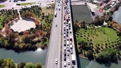 Sadabad Viyadüğü'nde kamyonet devrildi: Kilometrelerce trafik oluştu