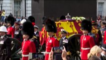 Il corteo funebre di Elisabetta II in mezzo alla folla in lacrime