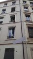 Des passants sauvent un chien suspendu à un balcon à Paris