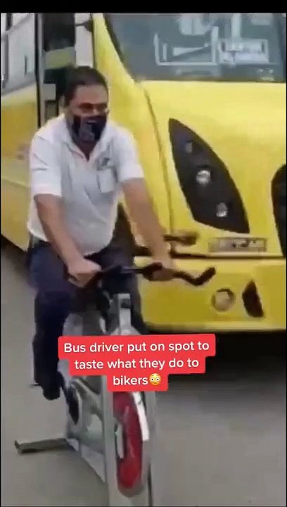 Le métier le plus dangereux du monde : simulateur de vélo à côté du bus