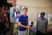 AB'nin Filistin Temsilcisi, İsrail saldırılarında ölen sanatçı Ammur'un Gazze'deki evini ziyaret etti (1)