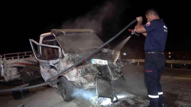 Kırıkkale 3. sayfa haberleri | Kırıkkale'de feci kaza, kamyonet ikiye bölündü: 3 yaralı