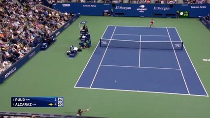 Pour battre Ruud, Alcaraz a lutté contre lui-même : Les temps forts d'une finale historique
