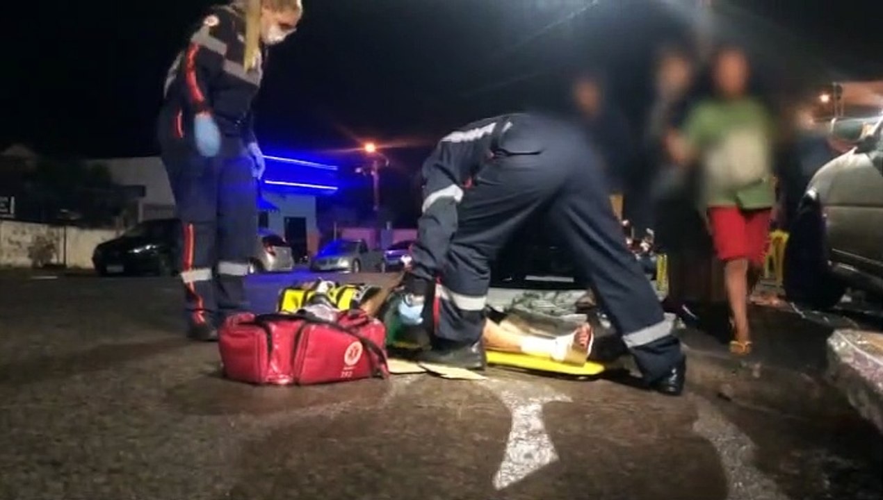 Jovem sofre suspeita de fratura no pé após ser atropelado na Rua Adolfo Garcia