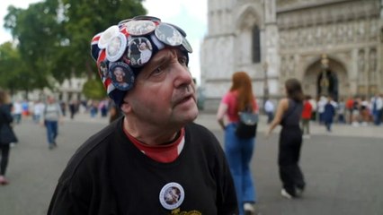 Outpouring of grief continues in London following death of Queen Elizabeth II