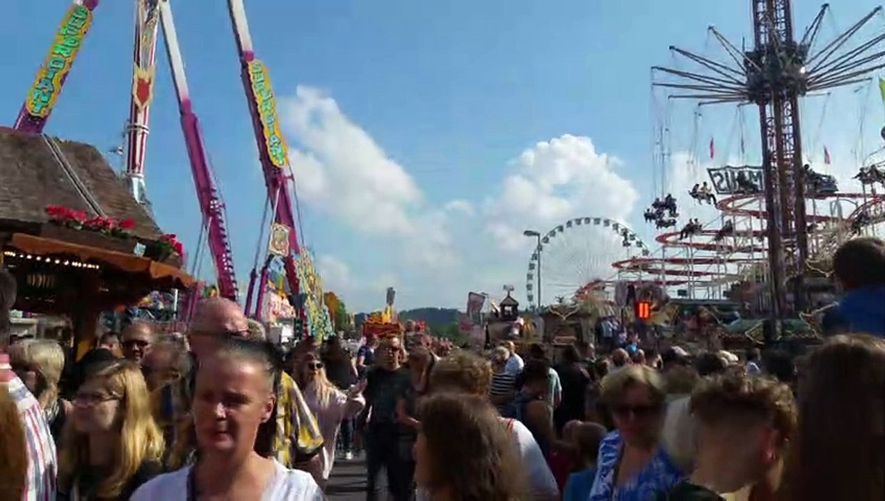 Menschenmenge auf dem Jahrmarkt 20220911_152851