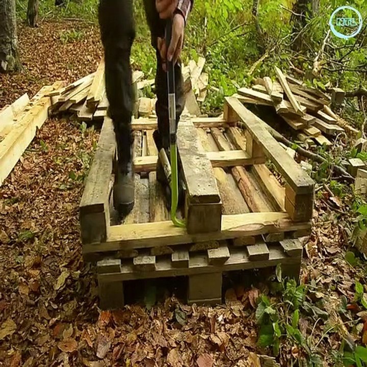 Building a house in the forest from old pallets. From start to finish