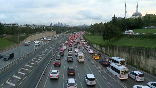 Yeni eğitim öğretim döneminin bugün başlayacak olması dolayısıyla trafik yoğunluğu yaşandı