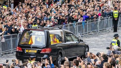 Queen Elizabeth's coffin reaches Edinburgh