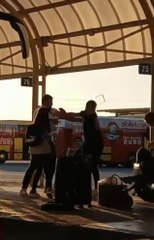 Son dakika haberi... Eski ve yeni sevgilinin yumruk yumruğa kavgası kameralarda