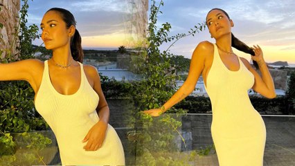 व्हाइट वन पीस पहन Esha Gupta की दिलकश अदाओं ने लुटा फैंस का दिल
