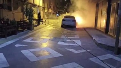 Son dakika haberi! Alev alan park halindeki otomobil itfaiye ekiplerince söndürüldü