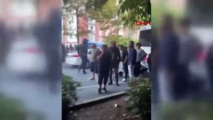 Sokakta tuvaletini yapan baba ve oğlunu bıçakladılar