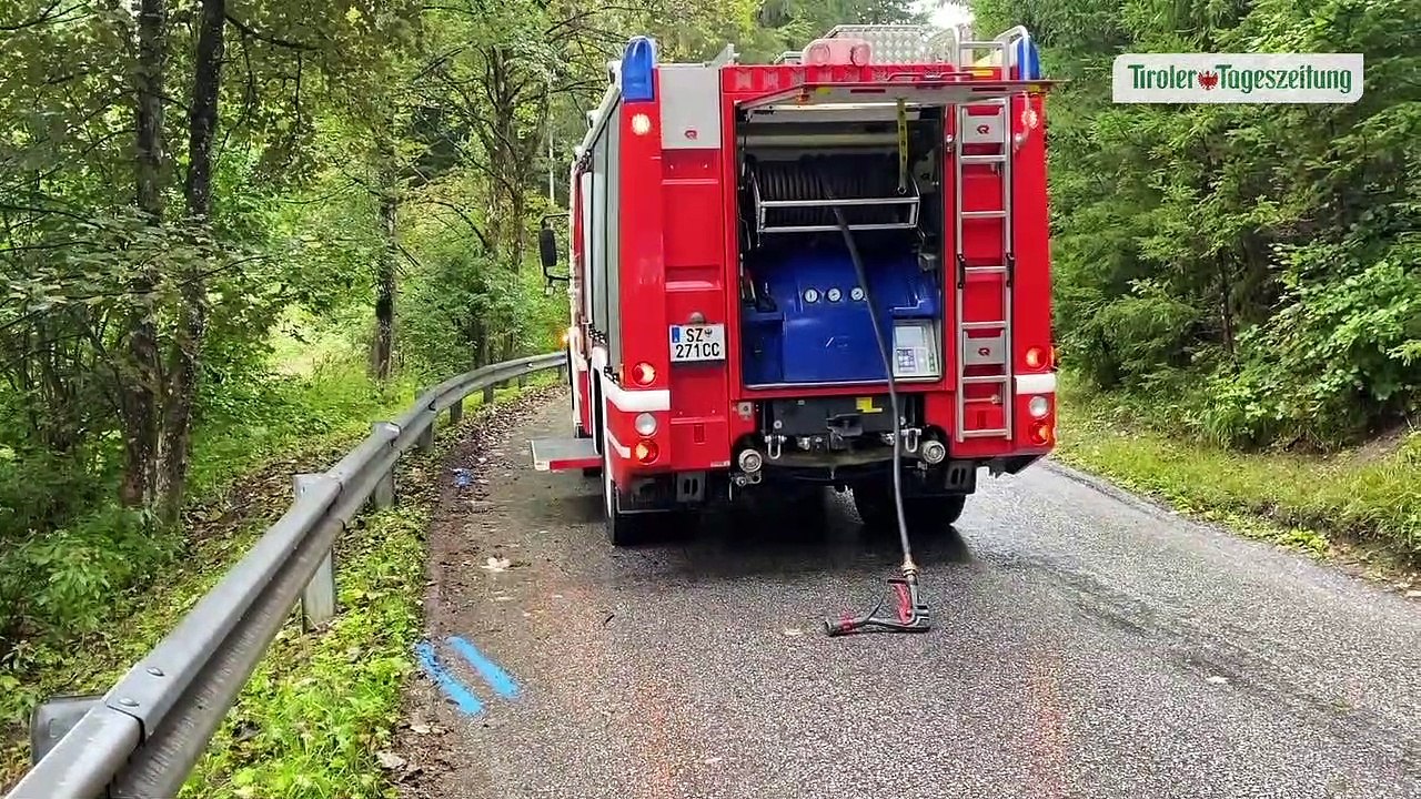 Auto entwurzelte bei Unfall in Vomp Baum: Lenkerin und Beifahrerin verletzt