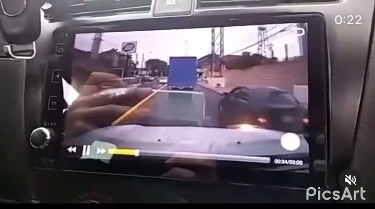 Un conducteur intervient contre deux voleurs qui ont dépouillé une femme dans la rue