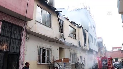 Bursa’da iki katlı bina yanarak kullanılamaz hale geldi