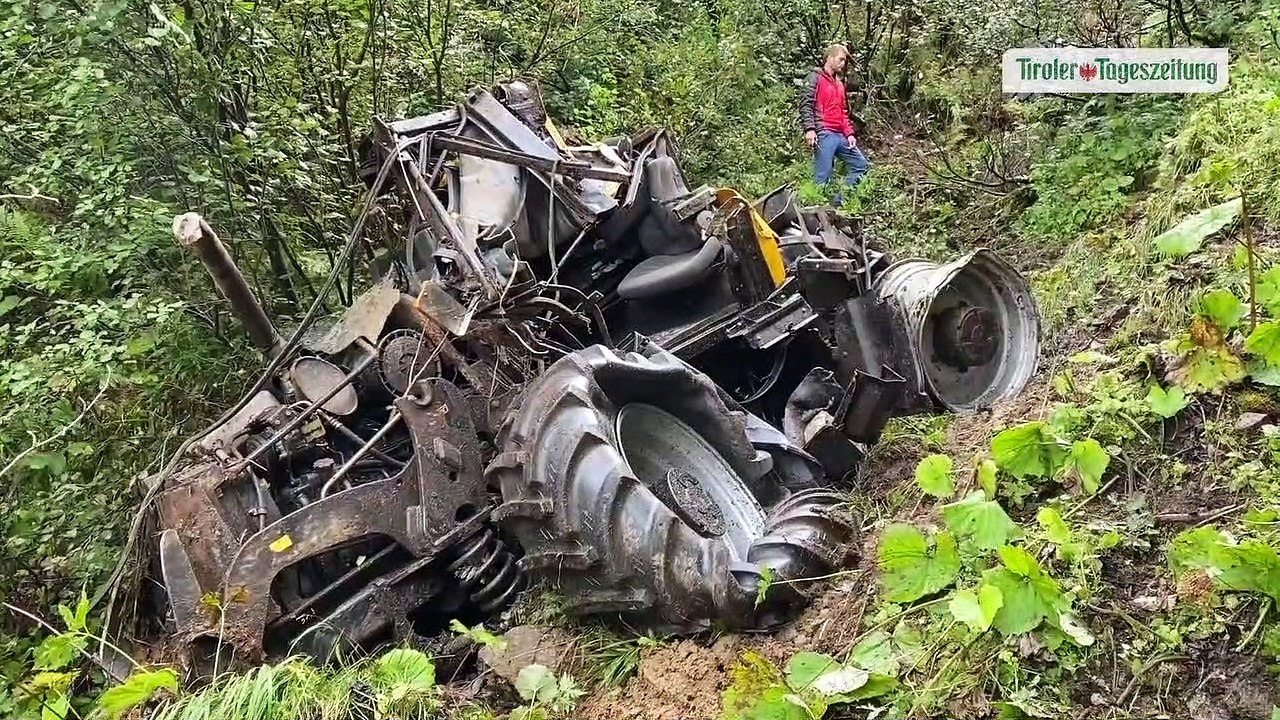 Traktor-Gespann stürzte in Schwaz ab: Lenker (29) tot, zwei Schwerverletzte