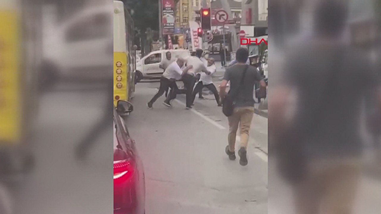 Sancaktepe'de otobüsten inen yolcuların kavgası kamerada