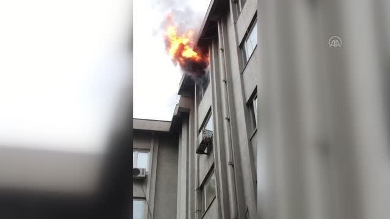 Son dakika haber: Fatih'te çanta imalathanesinde çıkan yangın söndürüldü