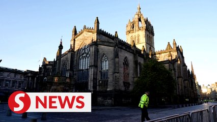 Télécharger la video: Edinburgh well-wishers camp out, await queen's coffin