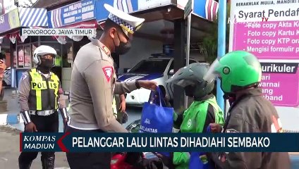 Pelanggar Lalu Lintas Dihadiahi Sembako