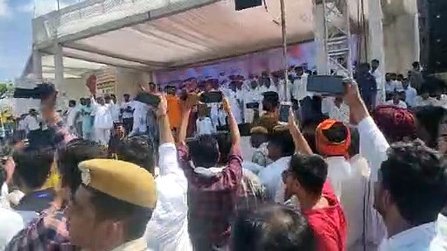 पुष्कर में हंगामा, अशोक चांदना की तरफ फैंके जूते-चप्पल