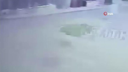 Minibüsün çarptığı kadın feci şekilde can verdi, yakınları kriz geçirdi