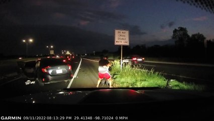 Un automobiliste a un excellent réflexe pour éviter de percuter un homme tombé sur la route