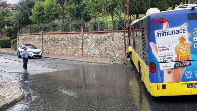 Yokuş aşağı inen İETT otobüsü duvara çarptı