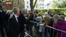 Le roi Charles III salue la foule à Édimbourg