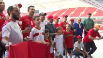 رابطة مشجعي المنتخب المغربي يتعرفون على ملعب الثمامة في قطر