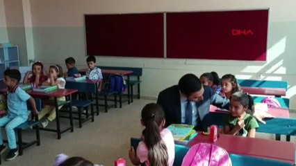 AĞLAYIP SINIFI TERK EDEN ÖĞRENCİYİ KAYMAKAM İKNA ETTİ