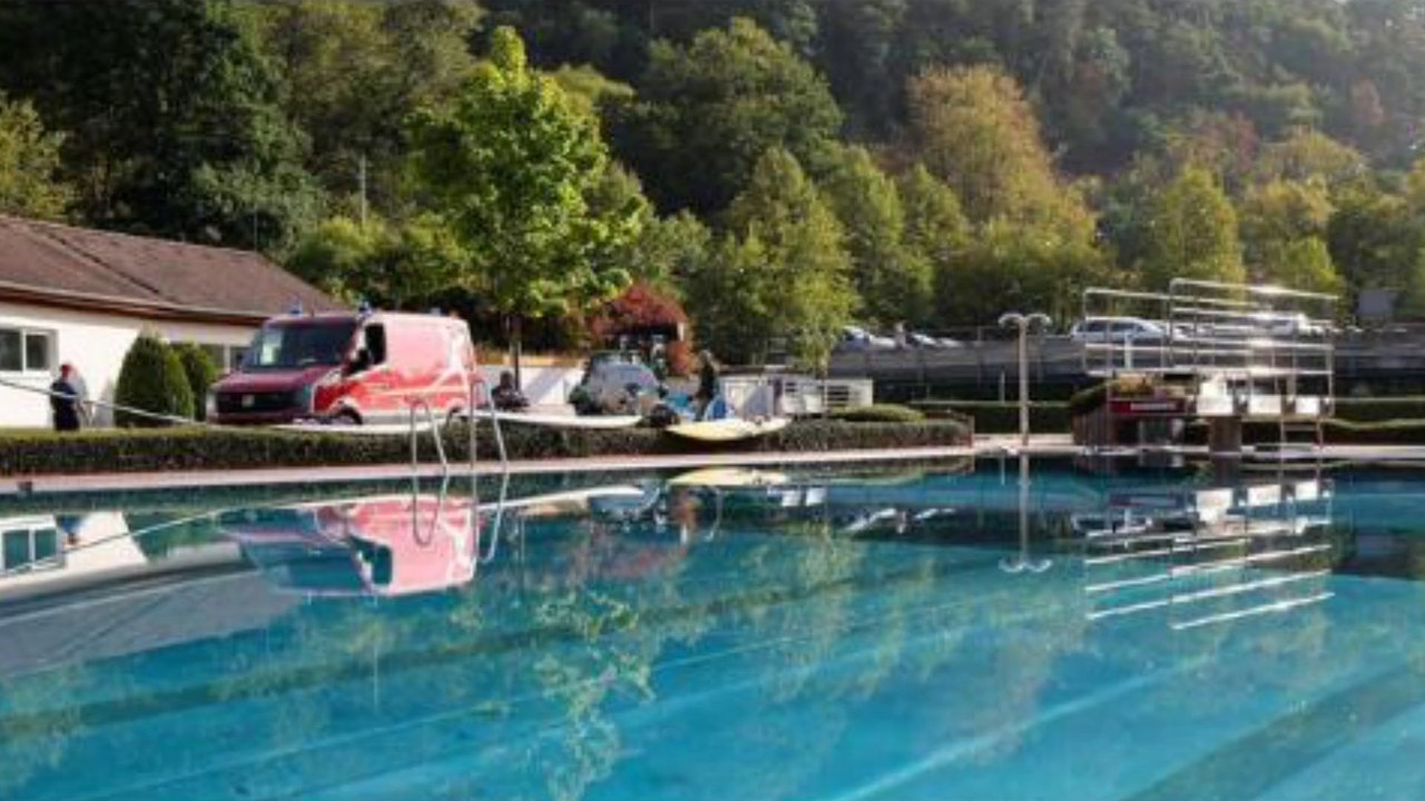 Großer andrang in bad schwalbach - freibad verschenkt beckenwasser