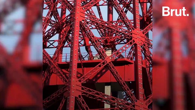 Ils fabriquent une tour Eiffel en famille