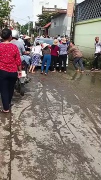 Clip: Cô dâu chưa li dị đã đi cưới người mới, bị bà con chặn đầu xe rước dâu