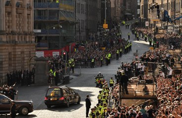 El féretro de la reina Isabel II es trasladado desde Edimburgo a Londres