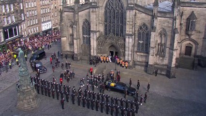 صور مباشرة لنعش الملكة إليزابيث يجول شوارع إدنبرة