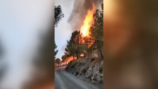 Los bomberos luchan contra el incendio que ya ha calcinado más de tres mil quinientas hectáreas en los Guájares