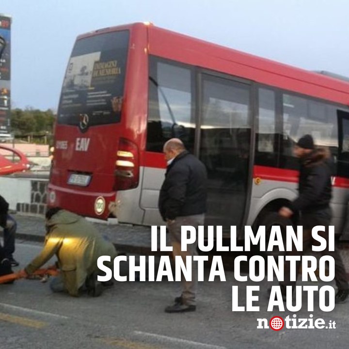 Ischia, bus viaggia ad alta velocità con una porta rotta e il vetro in frantumi