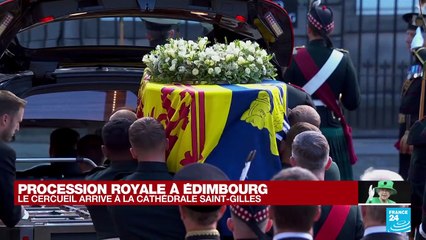 Procession royale à Edimbourg : le cercueil d'Elizabeth II arrive à la cathédrale Saint-Gilles