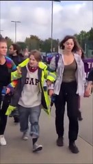 Des militants écologistes crèvent les pneus de camions d'une société de lait